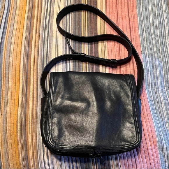 RARE & UNIQUE DONNA KARAN CROSSBODY BAG.Flap zippers open to HIDDEN pockets! - Picture 1 of 12